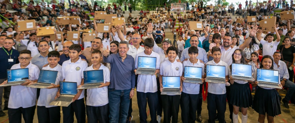 Eje Cafetero recibe equipos de cómputo en escuelas de varios municipios