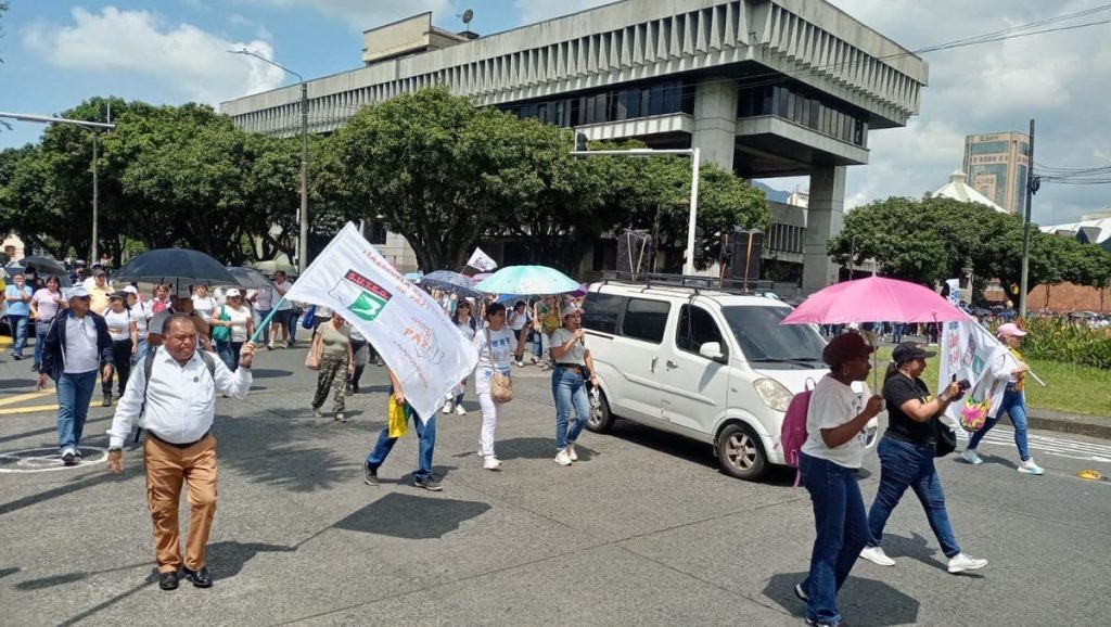 Docentes sindicalizados exigen mejoras en servicios de salud